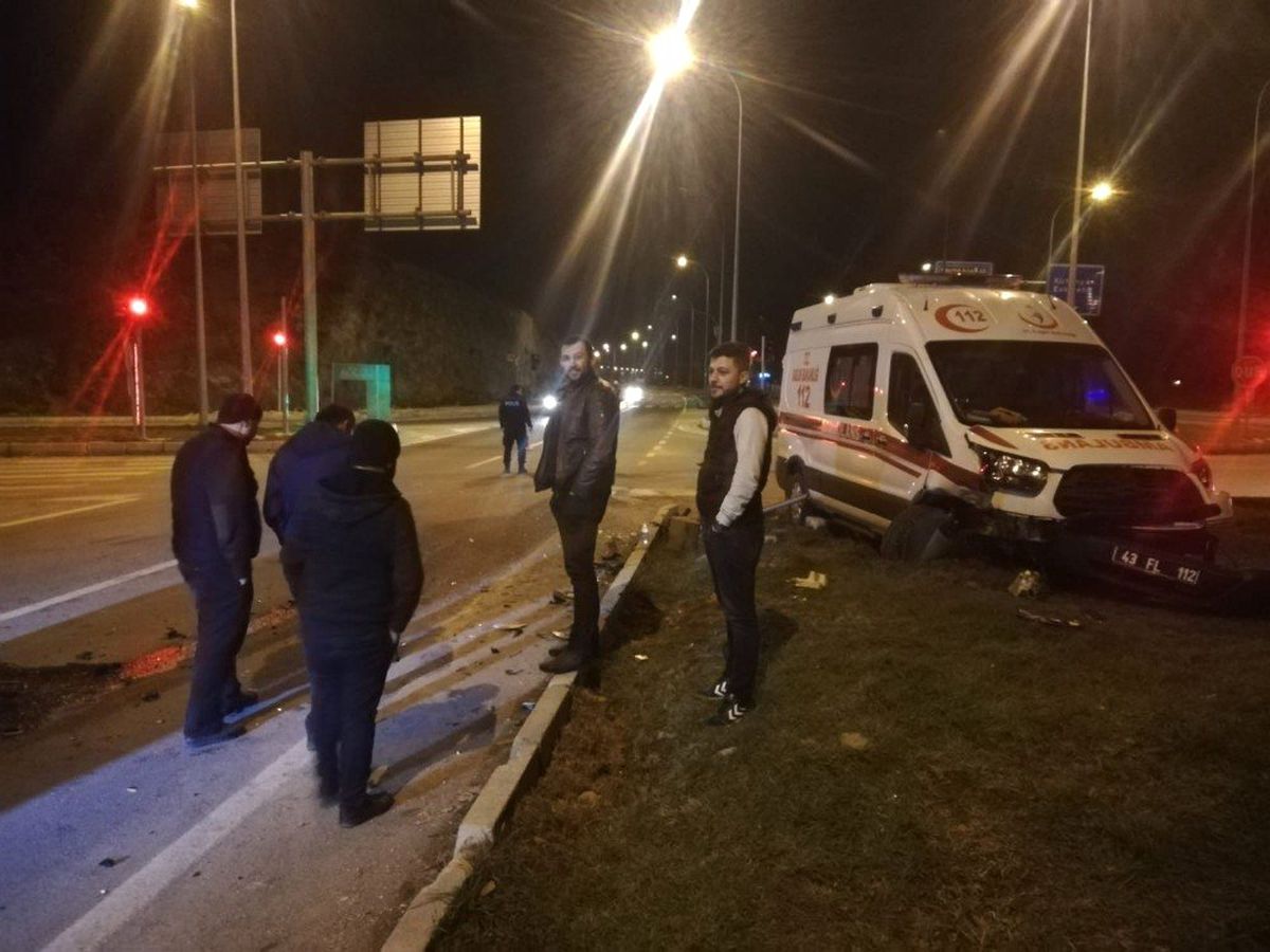 Ambulans ile Otomobil Çarpıştı: 5 Yaralı