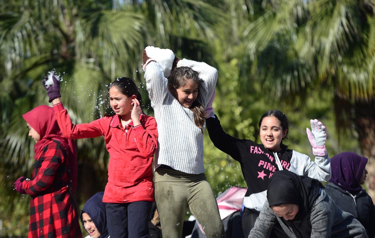 Antalya\'da 18 Derecede Kar Topu Oynadılar