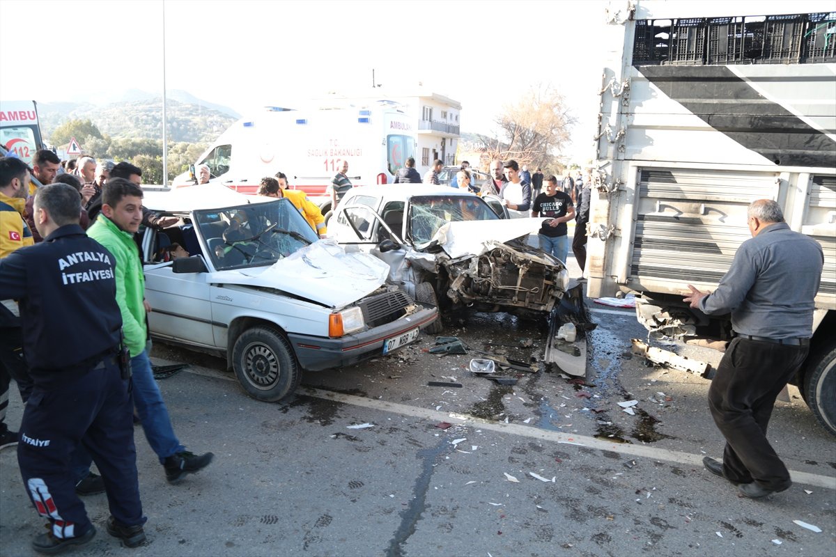 Antalya\'da Zincirleme Trafik Kazası: 3 Yaralı