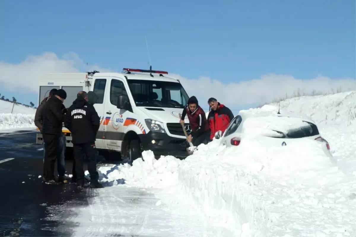 Ardahan-Göle Karayolunda Onlarca Araç Karda Kayboldu