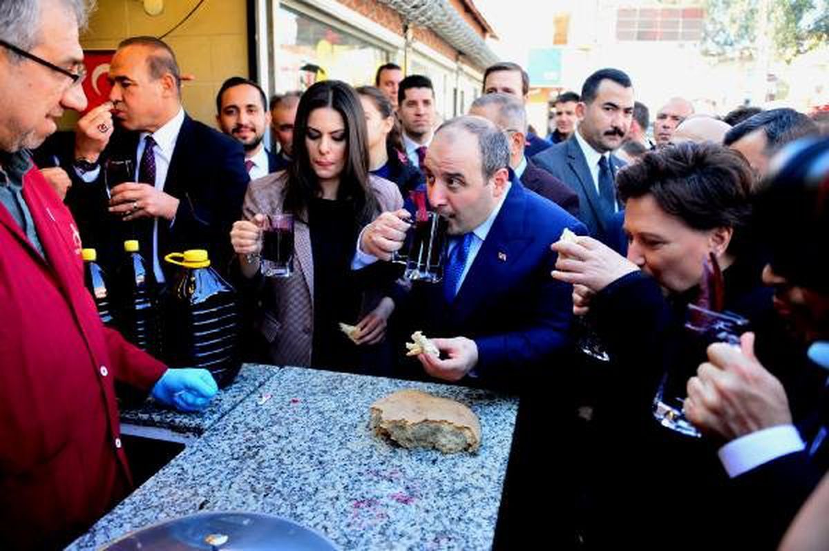 Bakan Varank Esnafı Ziyaret Edip, Şalgam Suyu İçti