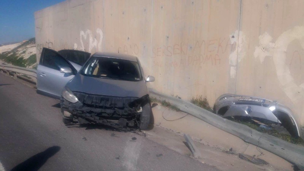 Bariyere Çarpan Otomobildeki 2 Kişi Yaralandı