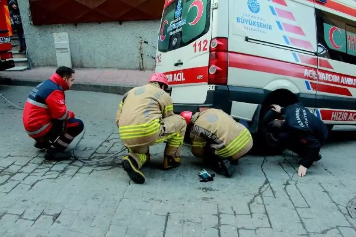 Beyoğlu\'nda Sokakta Sıkışan Ambulansı İtfaiye Kurtardı