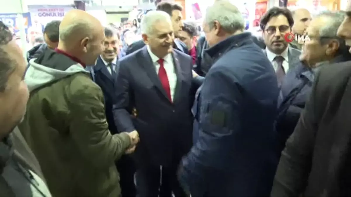 Binali Yıldırım\'dan CHP Seçim Standına Ziyaret