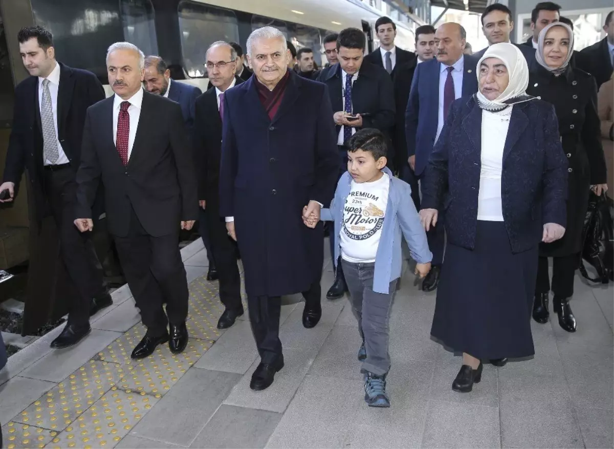 Binali Yıldırım, Hızlı Treni ile Yolculuk Yaptı