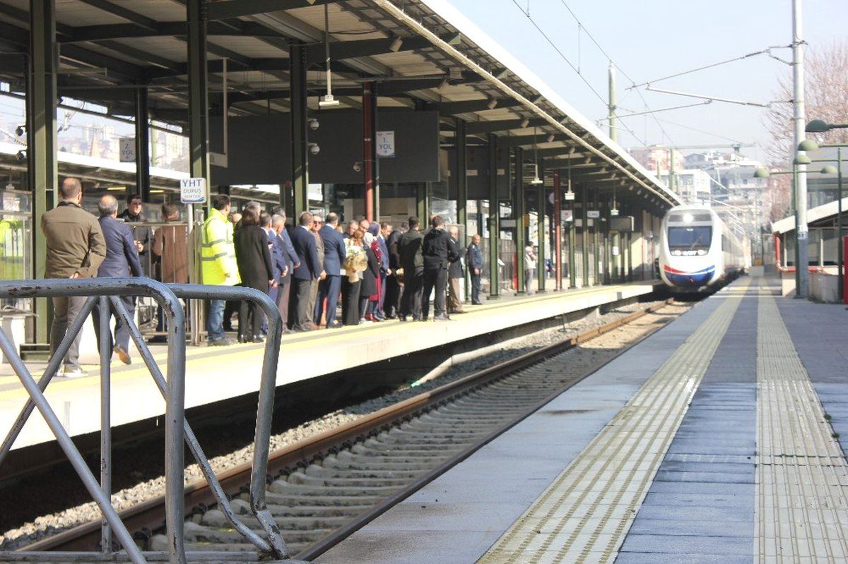 Binali Yıldırım ve Eşi Semiha Yıldırım, Yht Yolculuklarını Pendik\'te Tamamladı
