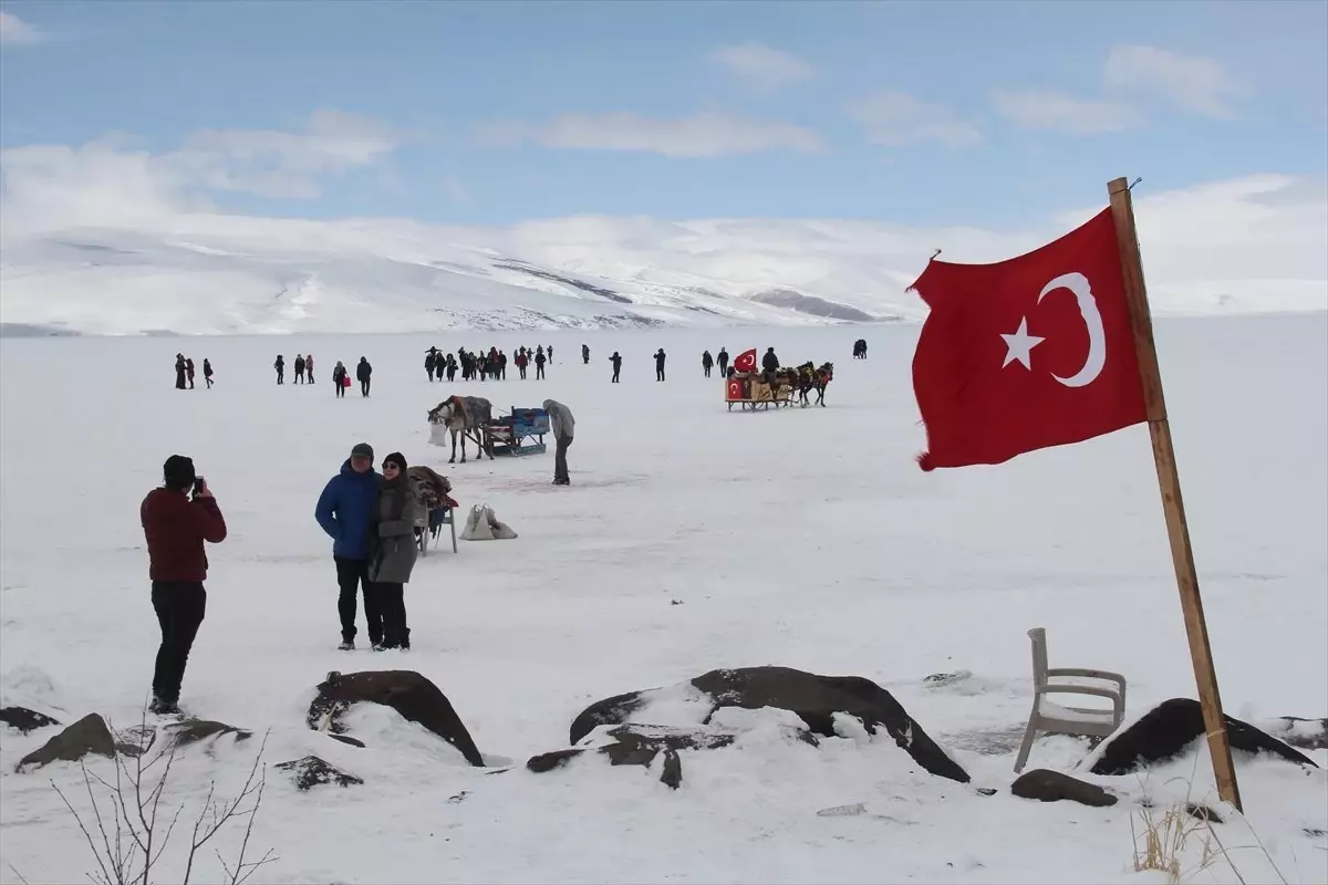 Buzla Kaplı Çıldır Gölü Turistleri Cezbediyor