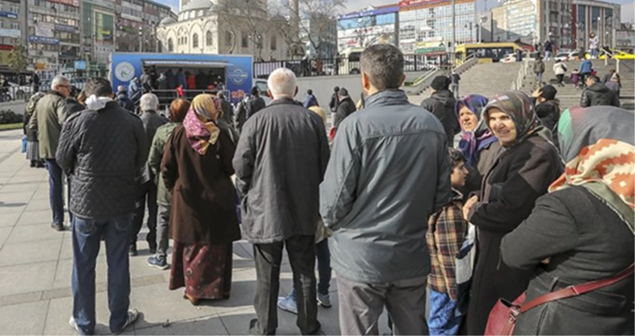 CHP Seçim Otobüsü, Tanzim Çadırı Önünde Barış Manço\'nun "Domates, Biber, Patlıcan" Şarkısını Çaldı