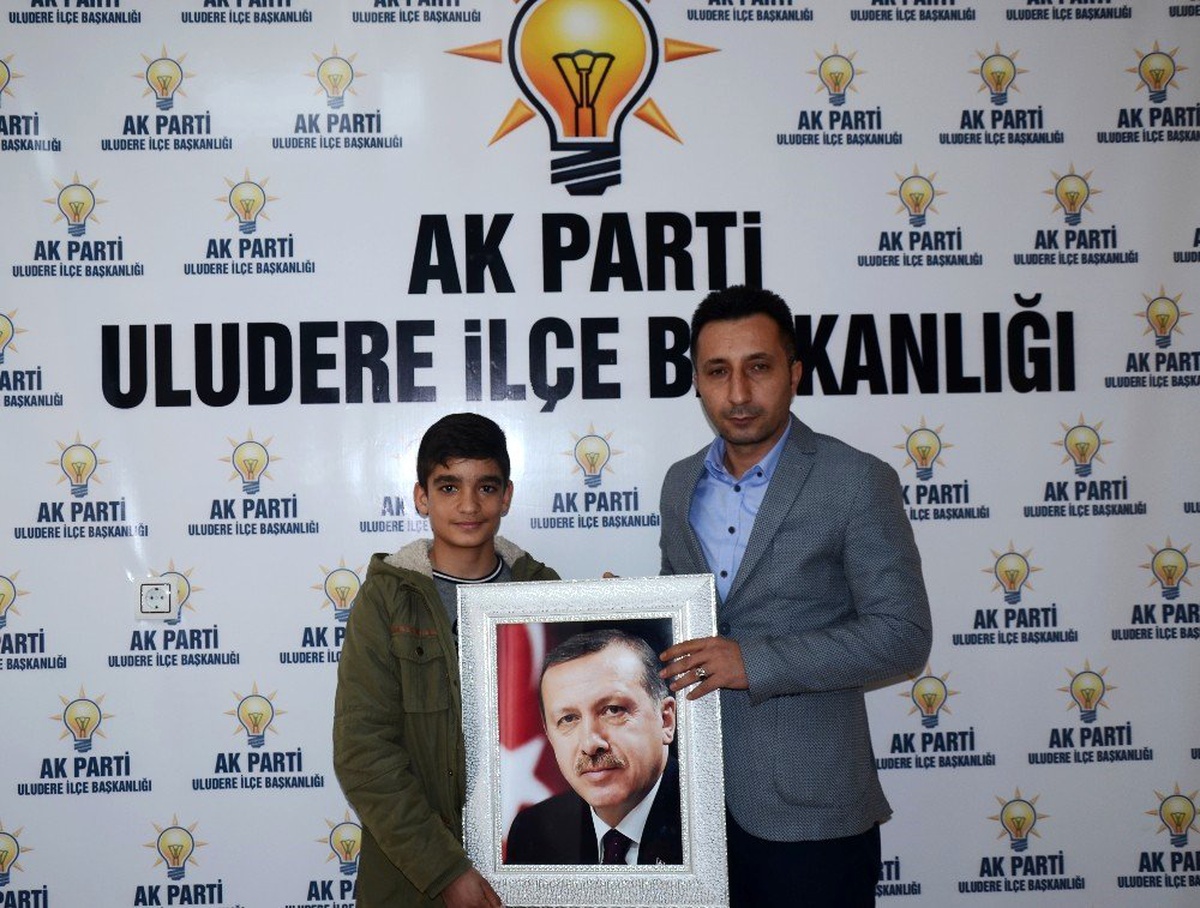 Cumhurbaşkanı Erdoğan\'ın Afişini Temizleyen Çocuk İha\'ya Konuştu