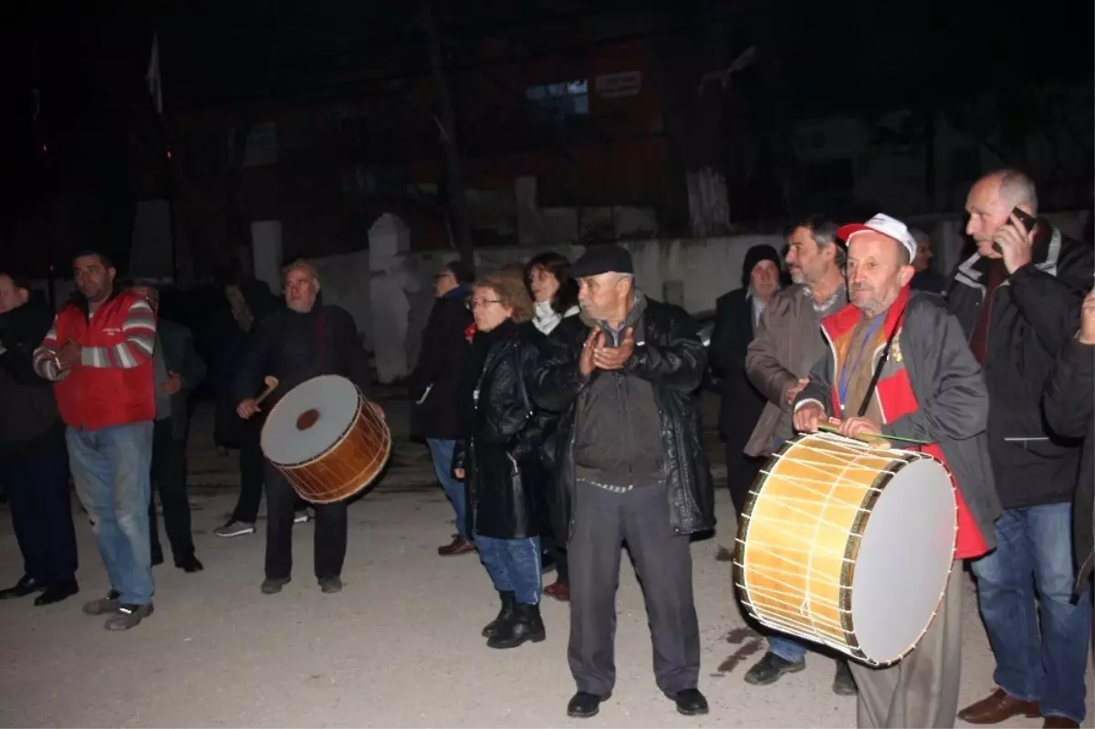 Davullar ve Zurnalar Tellioğlu İçin Çaldı