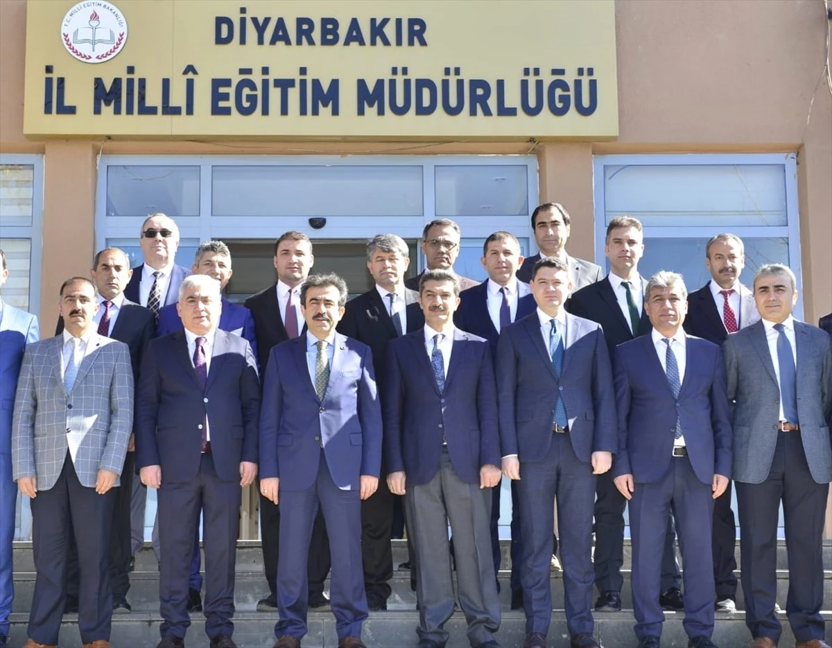 Diyarbakır Valisi Güzeloğlu, İl Milli Eğitim Müdürlüğünü Ziyaret Etti