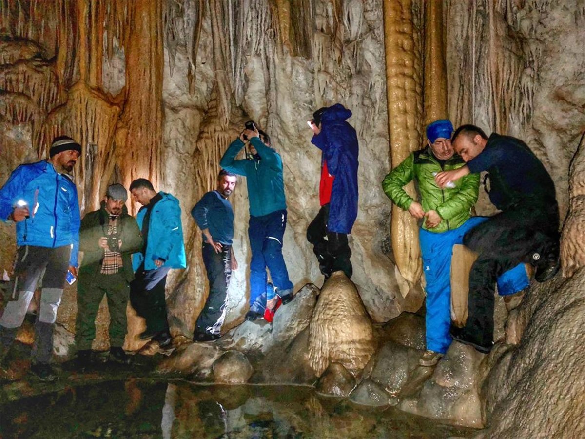 Hakkari\'de Oryeta Sarkıt Mağarası\'na Yürüyüş