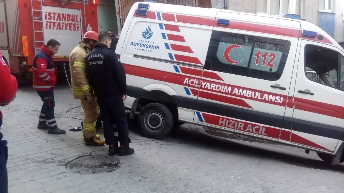 Hasta Almaya Giden Ambulans Dar Sokakta Mahsur Kaldı