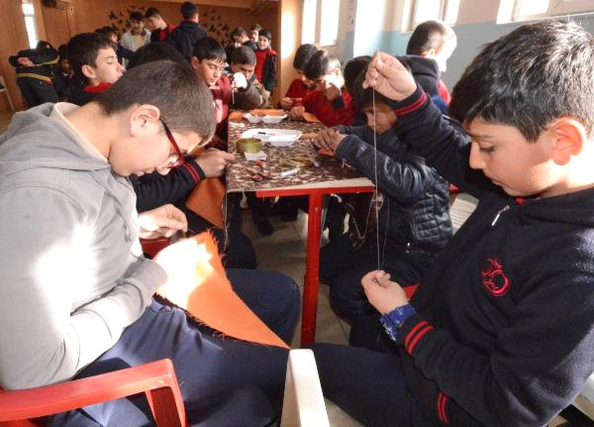 Hayat Dersi\'nde Erkek Öğrencilere Ütü, Kızlara Priz Değiştirmeyi Öğretiyorlar