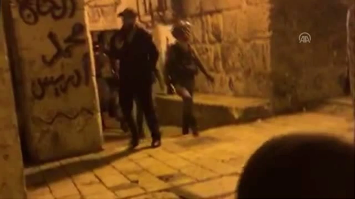 İsrail Polisi Mescid-i Aksa\'da Nöbet Tutan Cemaate Saldırdı