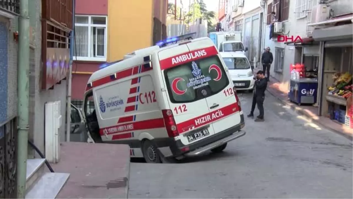 İstanbul-Beyoğlu\'nda Sokakta Sıkışan Ambulansı İtfaiye Kurtardı