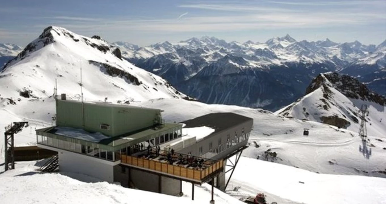 İsviçre Alpleri\'nde Bulunan Kayak Merkezinde Çığ Düştü! Çok Sayıda Kişi Kar Altında Kaldı