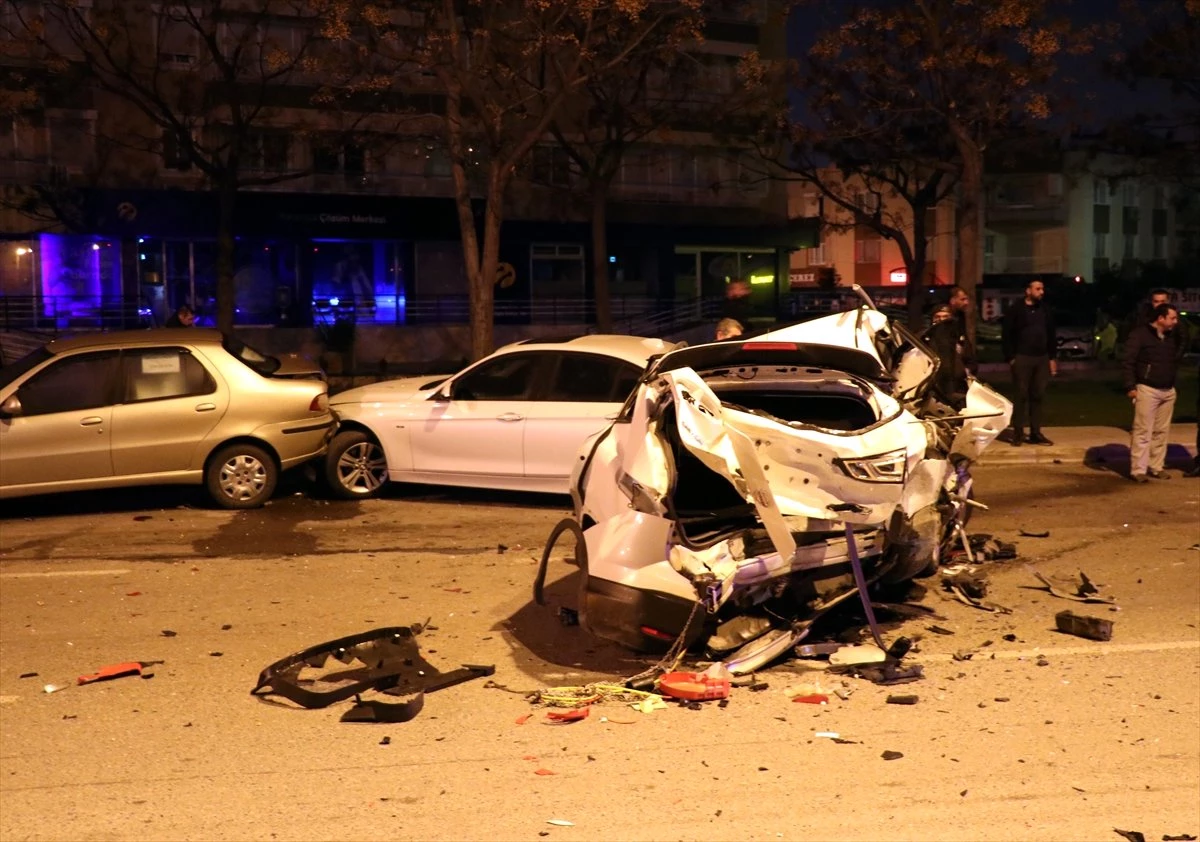 İzmir\'de Otomobil Park Halindeki Araçlara Çarptı: 2 Yaralı