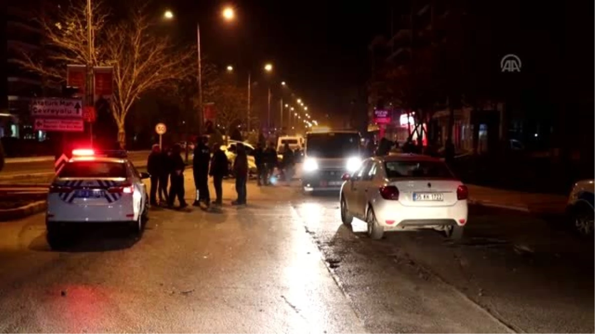 İzmir\'de Otomobil Park Halindeki Araçlara Çarptı: 2 Yaralı