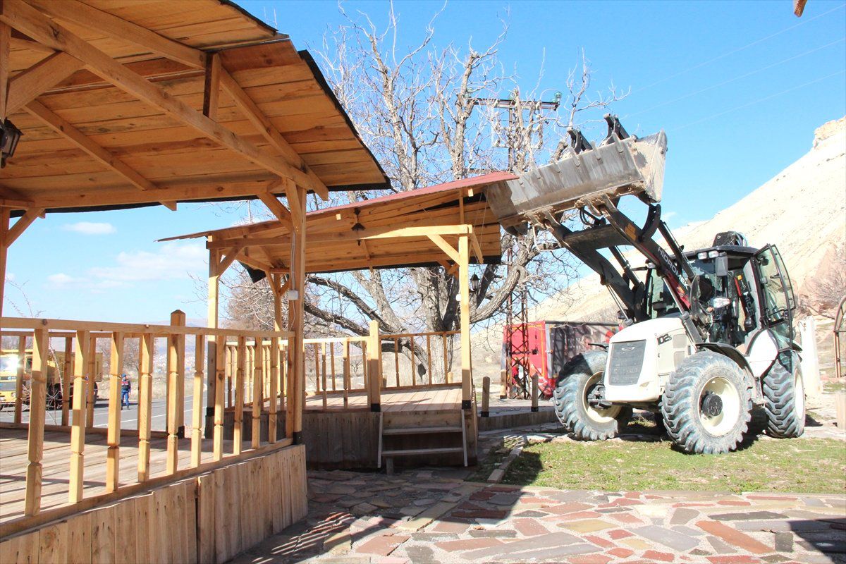 Kapadokya\'da Peribacaları Yakınındaki Yapıların Yıkılması