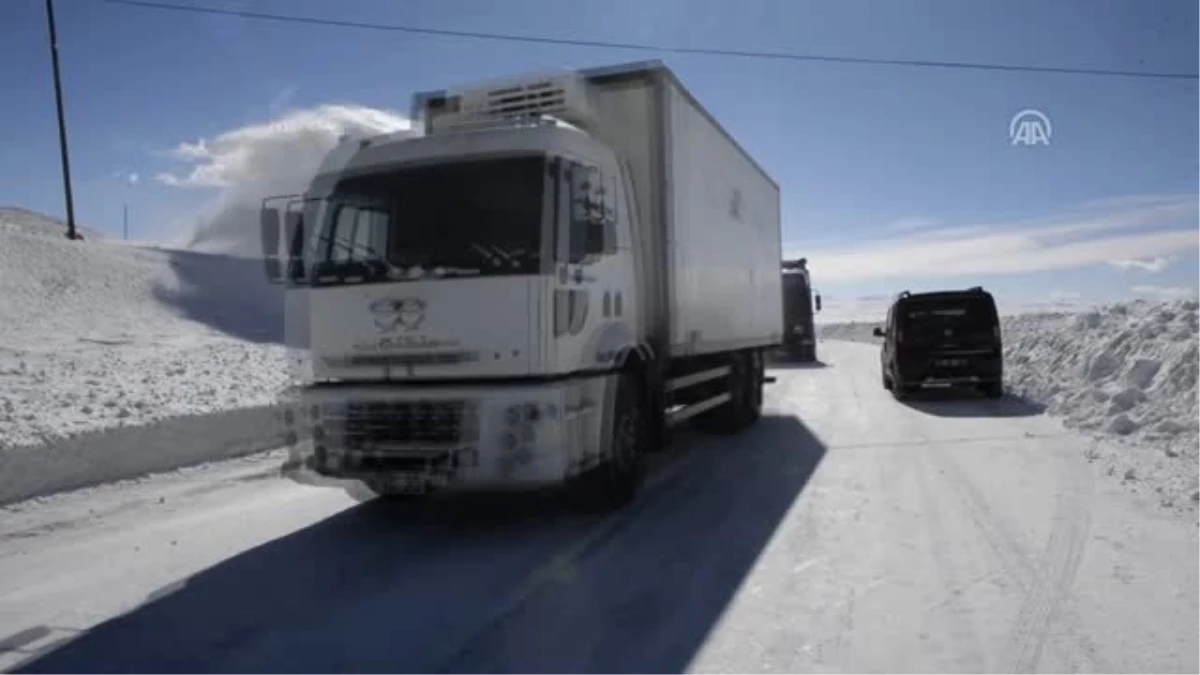 Kar Yağışı ve Tipi Nedeniyle Kapanan Yollar Ulaşıma Açıldı