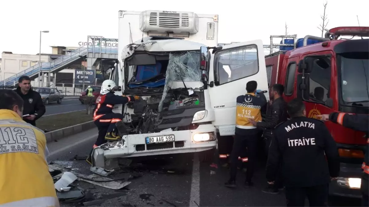 Malatya\'da Tır Kamyonla Çarpıştı: 1 Yaralı