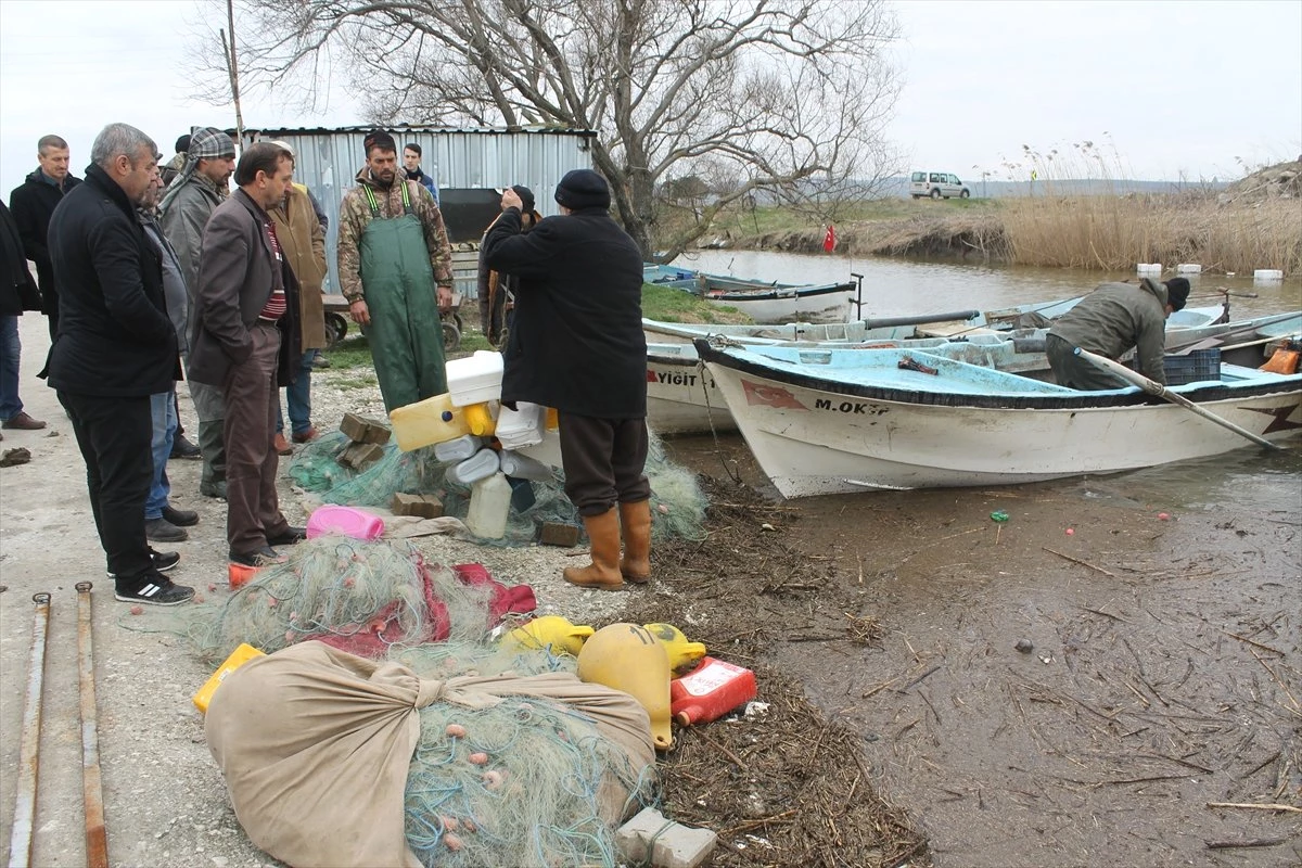 Manyas Gölü\'nde Kaybolan Balıkçıyı Arama Çalışmaları
