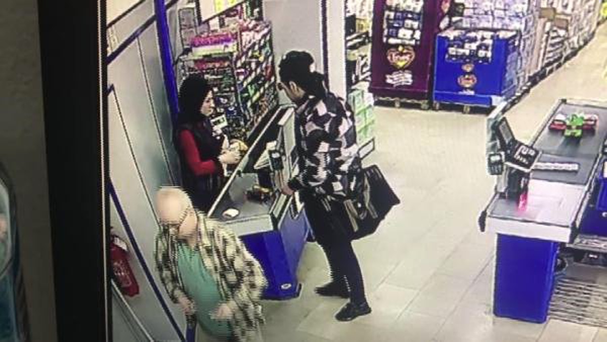 Marketten Çaldığı Ürünlerle Kaçarken Yakalandı, O Anlar Kamerada