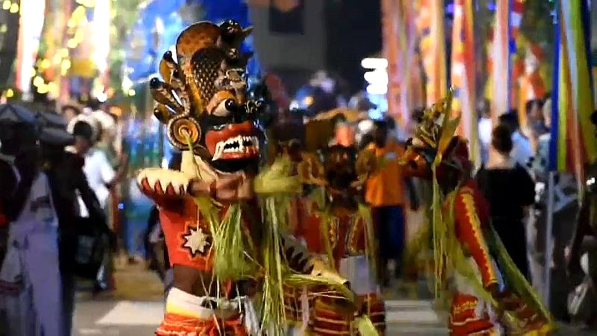 Pırıltılı Filler Eşliğinde Dans: Sri Lanka\'da Dolunay Festivali