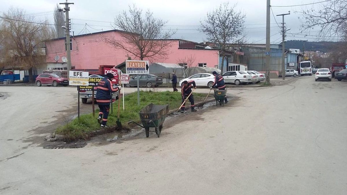 Sanayi Sitesinde Yabani Ot Temizleme Çalışması