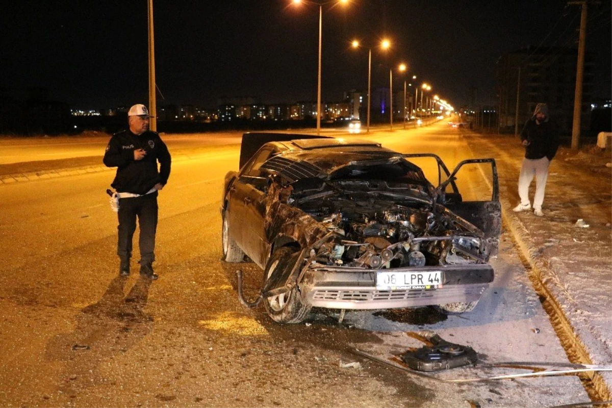 Sivas\'ta Takla Atan Otomobil Metrelerce Sürüklendi: 3 Yaralı