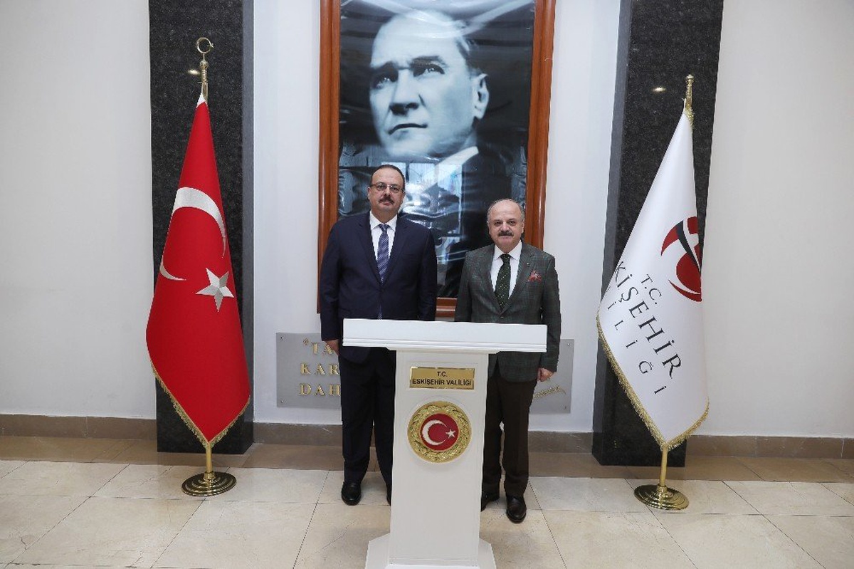 Vali Çakacak Makamında Ziyaretçilerini Ağırladı