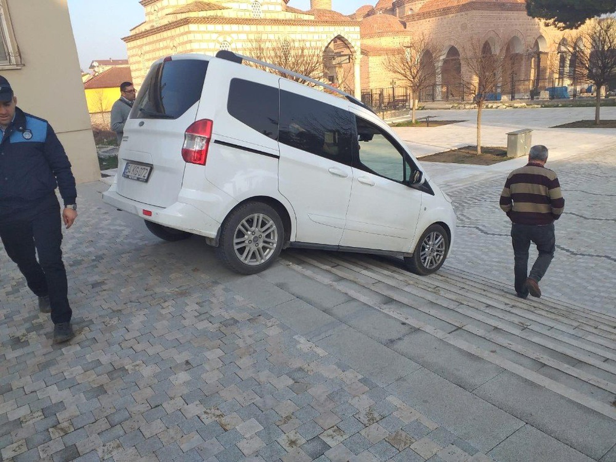 Yine Aynı Görüntü Yaşandı, Belediye Dubalarla Kapattı