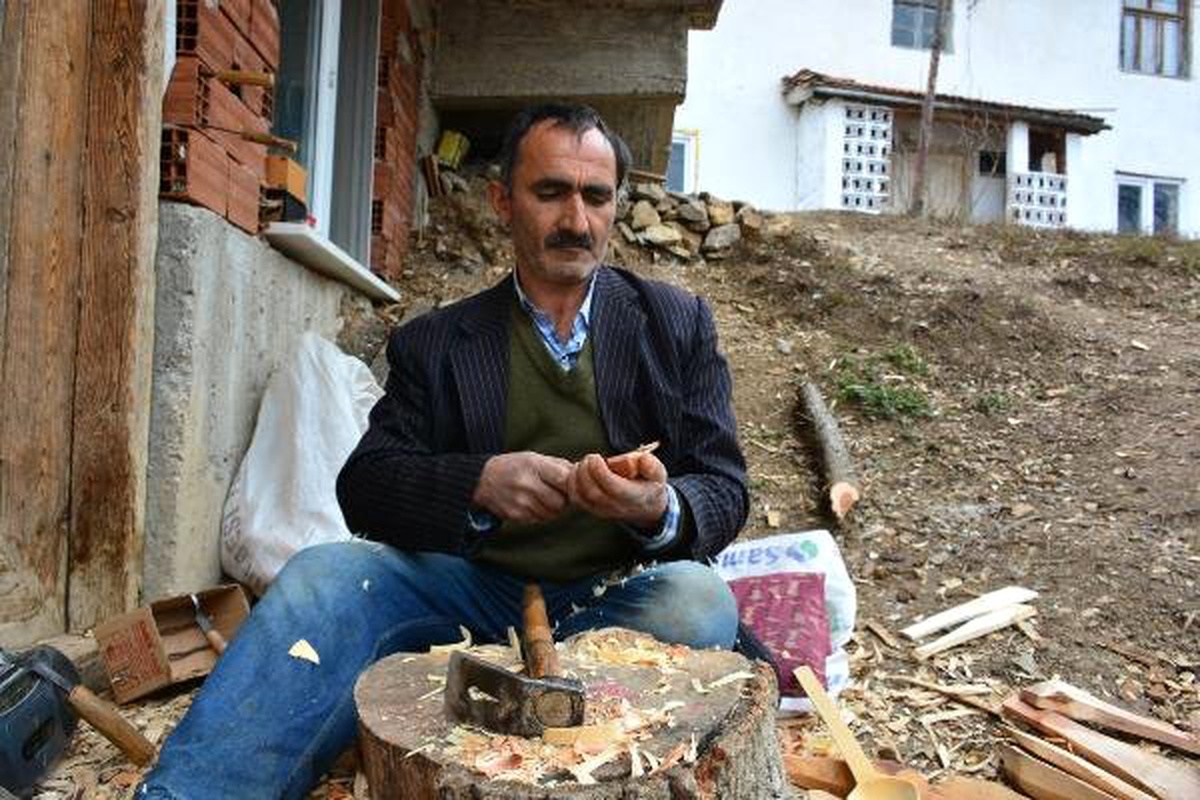 39 Yıldır Tahta Kaşık, Çatal, Kevgir Üreterek Geçimini Sağlıyor