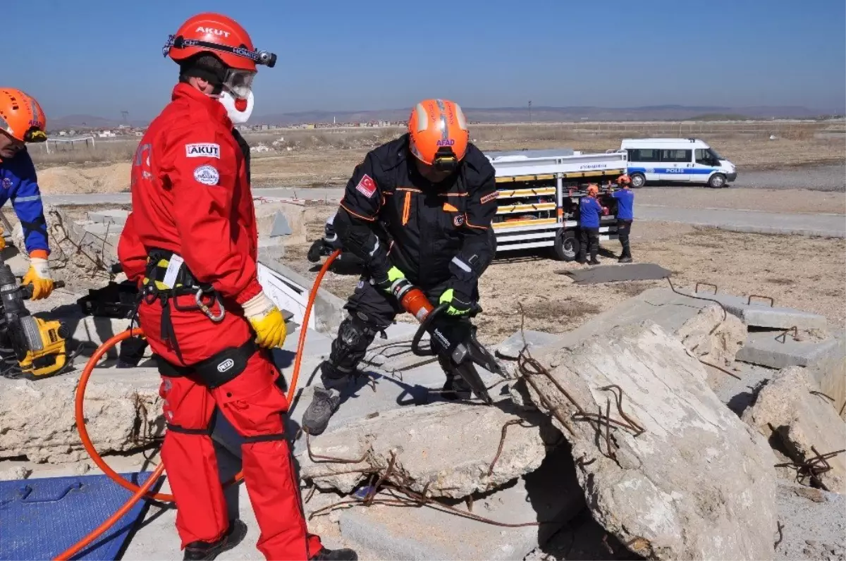 Afyonkarahisar\'da Gerçeği Aratmayan Deprem Tatbikatı