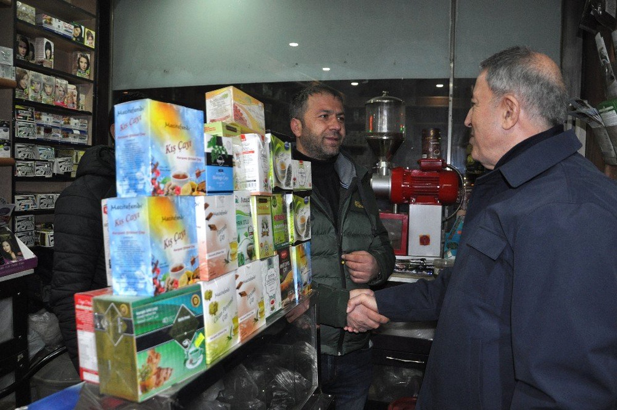 Bakan Akar, Yüksekova\'da Esnaf Ziyareti Yaptı