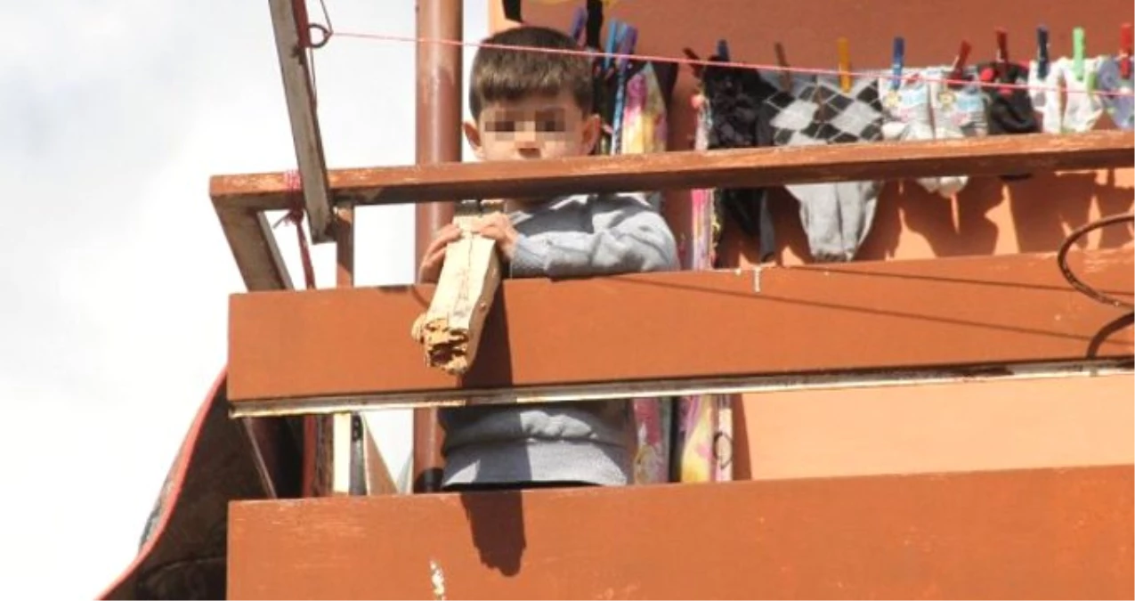 Balkondaki Odunlarla Oynayan 5 Yaşındaki Çocuğa Bin 991 Lira Haciz Geldi