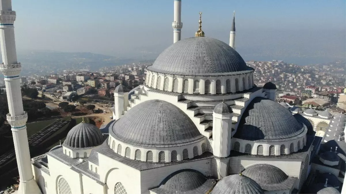 Çamlıca Camii\'nde Halılar Yerleştirildi