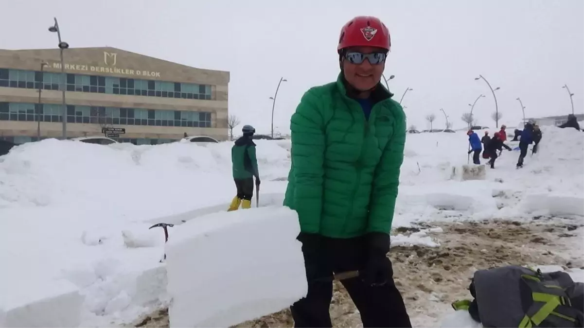 Dağcılar, İglo Oluşturup Geceyi Geçirdi