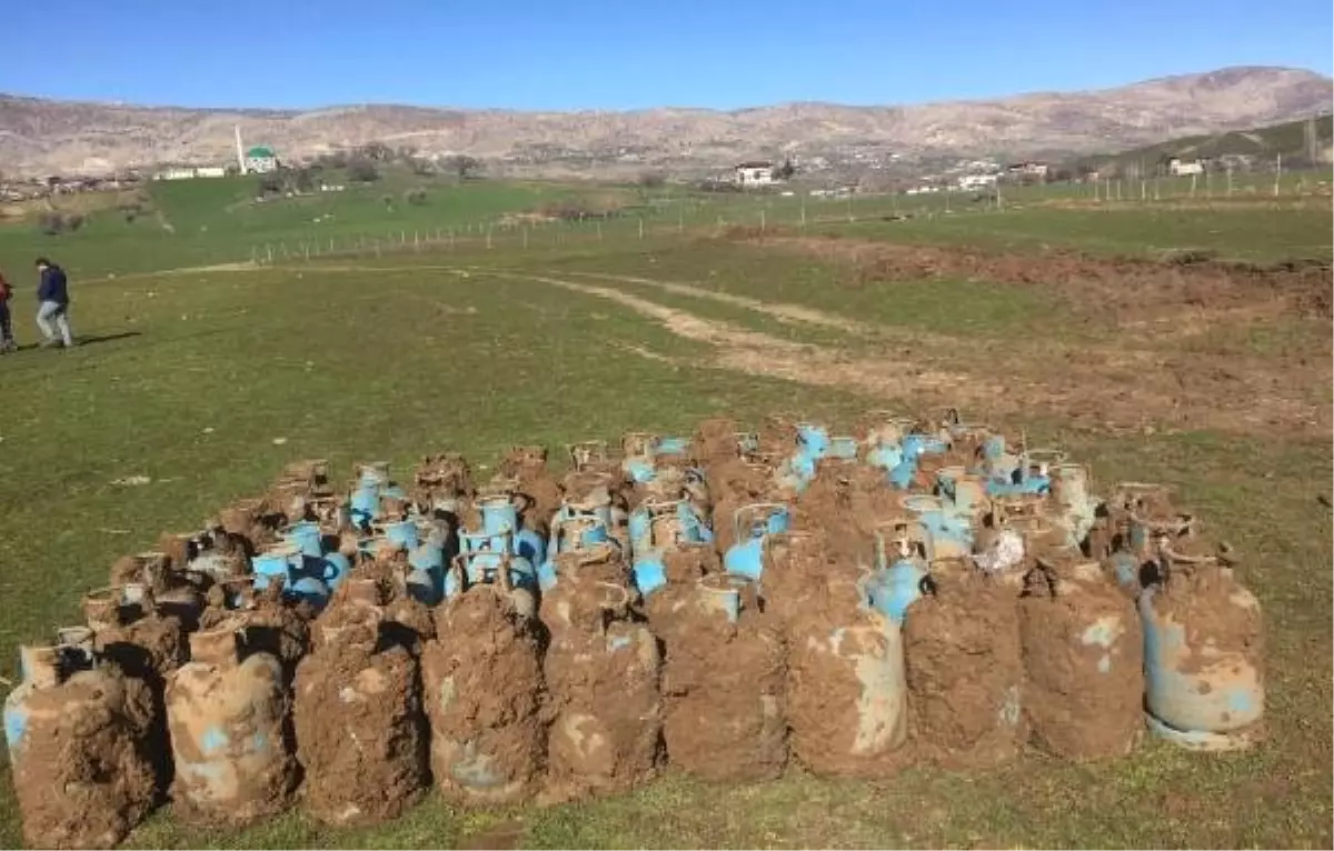 Diyarbakır\'da PKK\'ya Yönelik Operasyonda Toprağa Gömülü 75 Dolu Tüp Bulundu