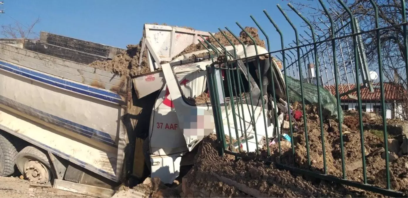 Freni Patlayan Hafriyat Kamyonu, Türbenin Duvarına Çarptı