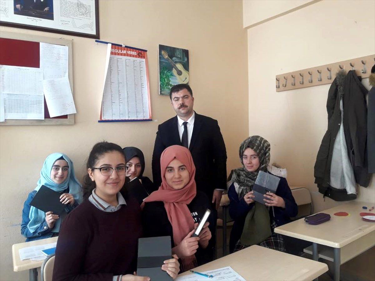 Güroymak\'ta 400 Öğrenciye Ajanda Hediye Edildi