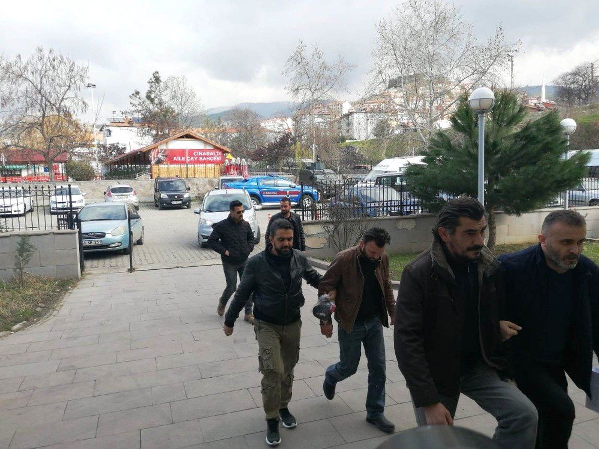 Hasta Gibi Girdiler, Oksijen Tüpünün Borularını Çaldılar