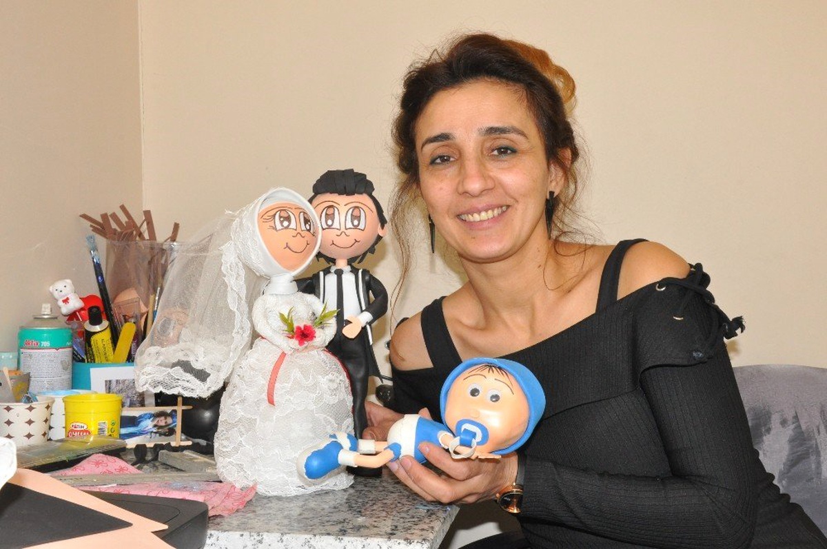 İnsanların Fotoğraflarından Karikatür Bebekler Yapıyor
