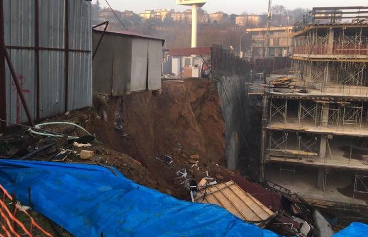 İstinye\'de İnşaatın İstinat Duvarı Çöktü (1)