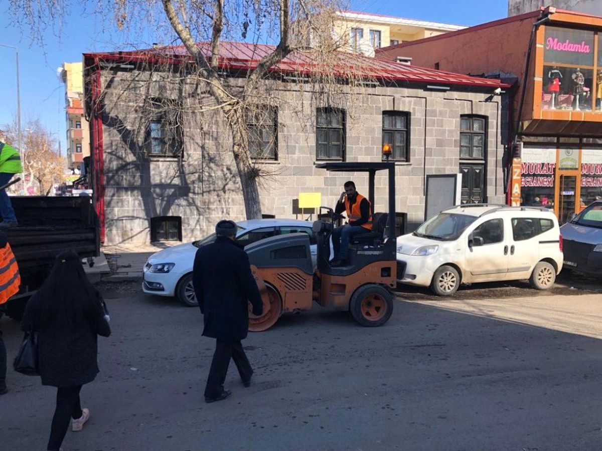 Karayolları Kars\'ta Yollara Yama Atıyor