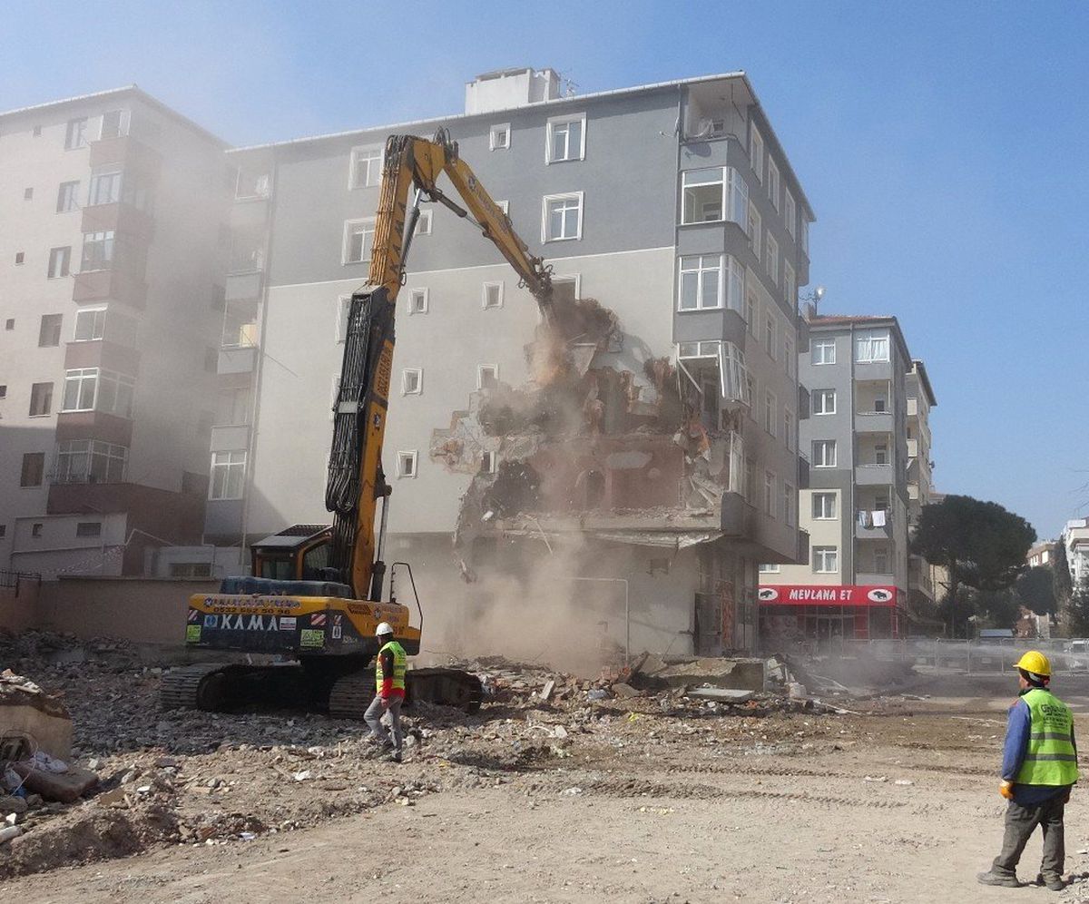 Kartal\'da Çöken Binanın Yanındaki Riskli Binanın Yıkımına Başlandı
