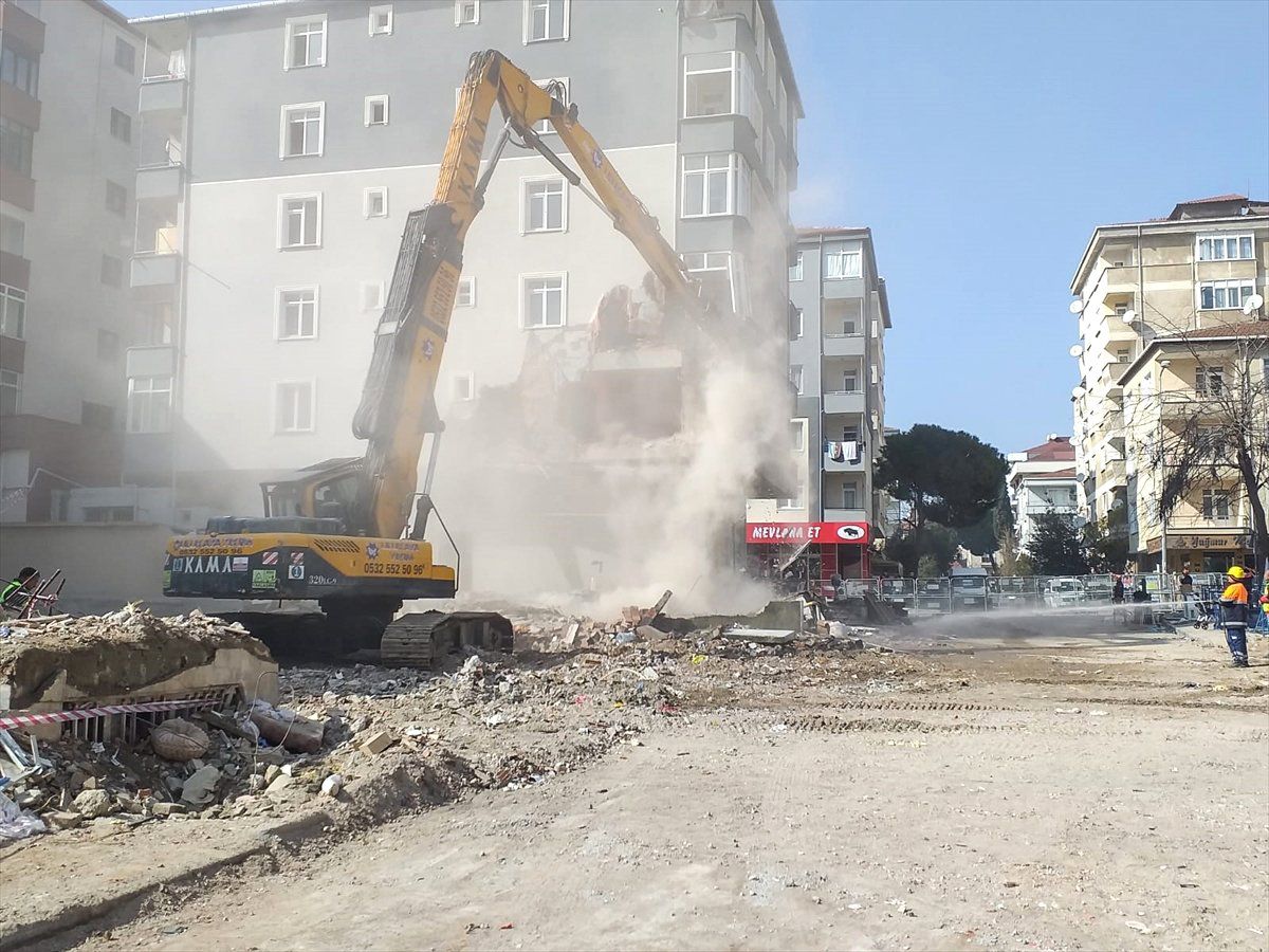 Kartal\'da Riskli Binaların Yıkımı