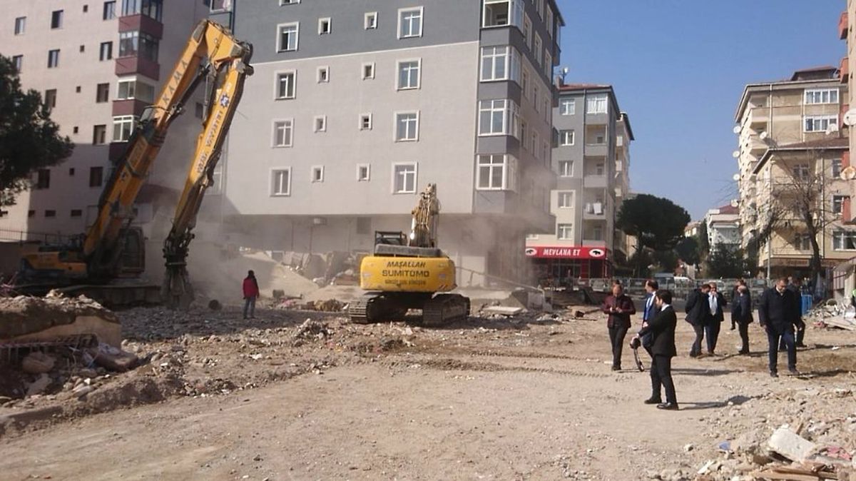 Kartal\'da Riskli Binanın Yıkımına Başlandı