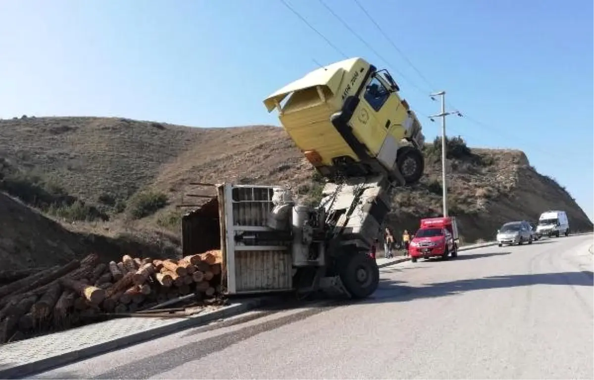 Kasasındaki Tomruklar Devrilen Tır\'ın Çekicisi Havada Kaldı